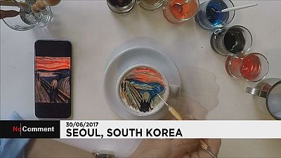 Kávéfestményeket készít egy dél-koreai barista