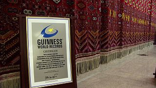 Museu do Turquemenistão exibe tapete com mais de 300 metros quadrados feito em oito meses