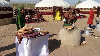 L'ichlekli, la tourte cuite dans le sable des nomades turkmènes