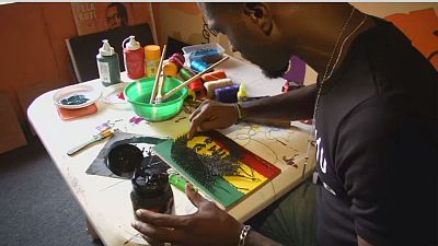Un artiste nigérian utilise du fil pour créer des portraits