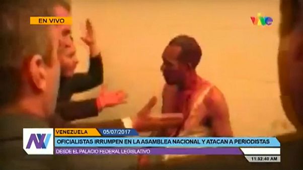 Сторонники правительства напали на парламент Сторонники правительства напали на парламент