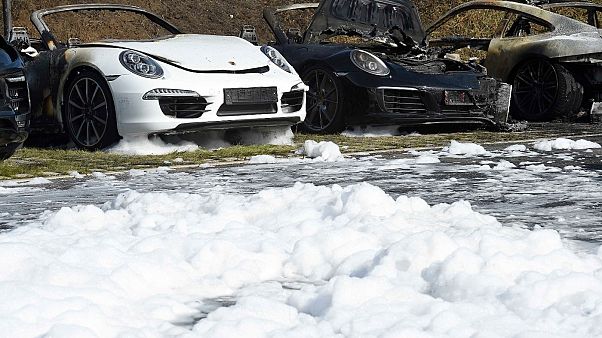 Гамбург: пожар в салоне Porsche на фоне акций протеста Гамбург: пожар в салоне Porsche на фоне акций протеста