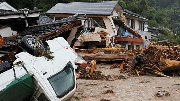 Temporal inunda e mata na terceira maior ilha do Japão