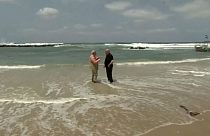 مودي حافي القدمين ونتانياهو على شاطئ البحر