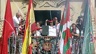 Empiezan los sanfermines con la ikurriña en el balcón