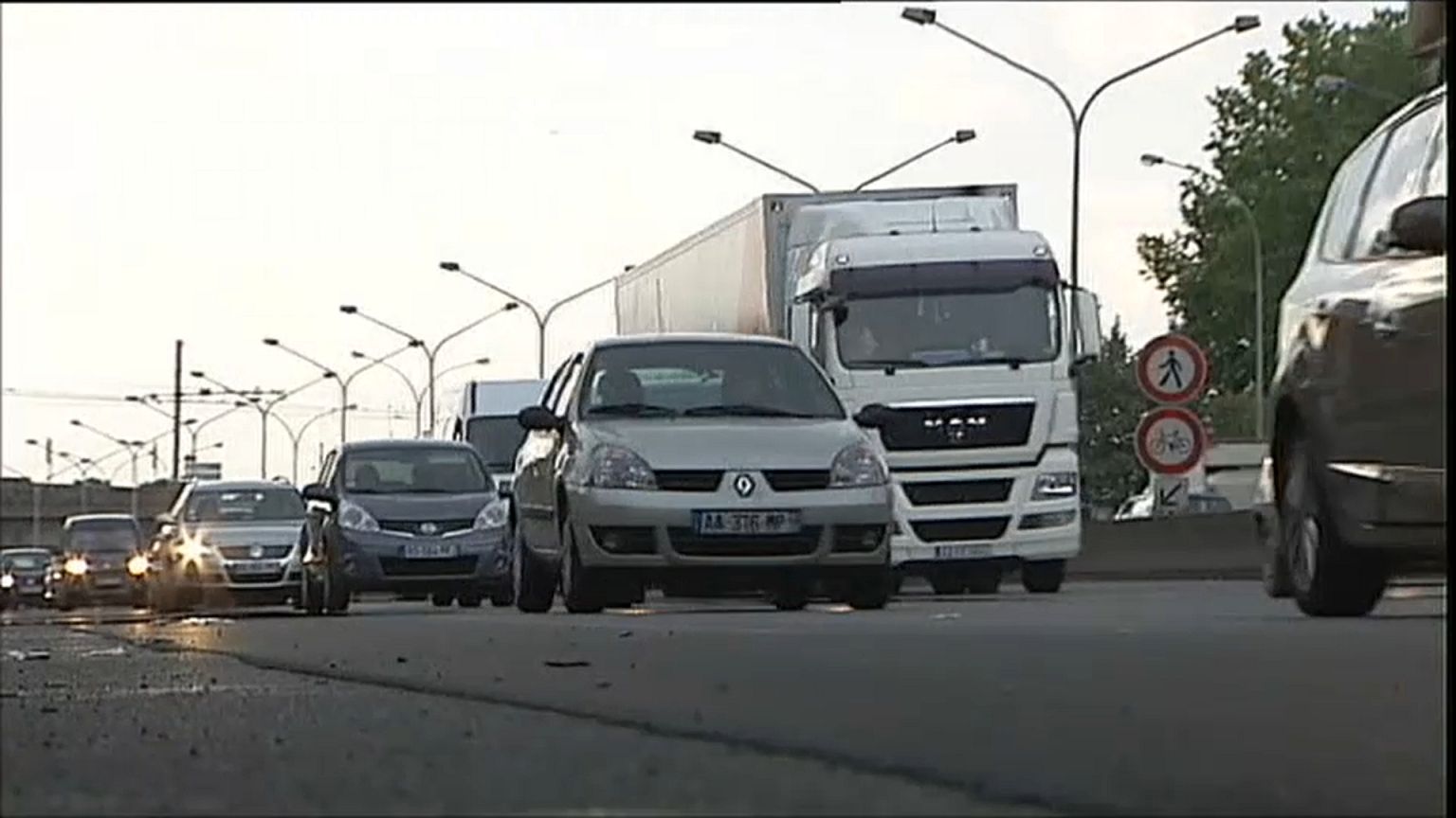 Francia anuncia un largo adiós a los coches con motores diésel y de gasolina