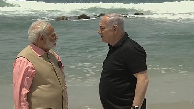 Hindistan ve İsrail başbakanları plajda