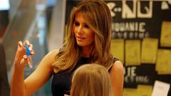 Lustiges Spielen mit Melania