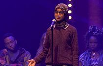 شاعرة بريطانية مسلمة تبعث برسالة تحدٍّ