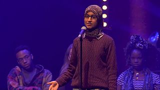 شاعرة بريطانية مسلمة تبعث برسالة تحدٍّ