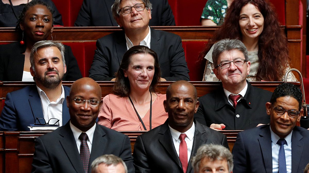 البرلمان الفرنسي يمدد حالة الطوارئ