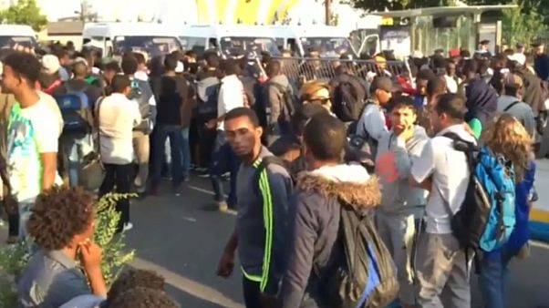 Polícia evacua campo de refugiados em Paris Polícia evacua campo de refugiados em Paris