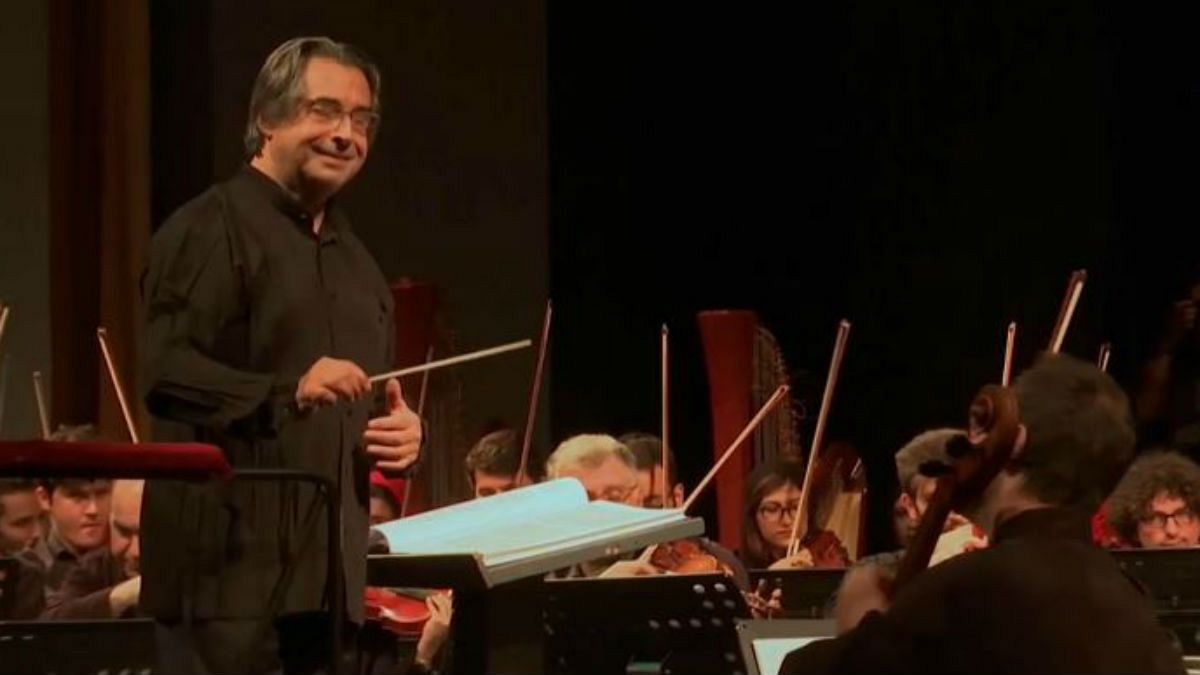 Ο Ρικάρντο Μούτι διευθύνει την συμφωνική ορχήστρα της Τεχεράνης