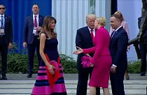 El choque de manos fallido de Trump y la primera dama polaca