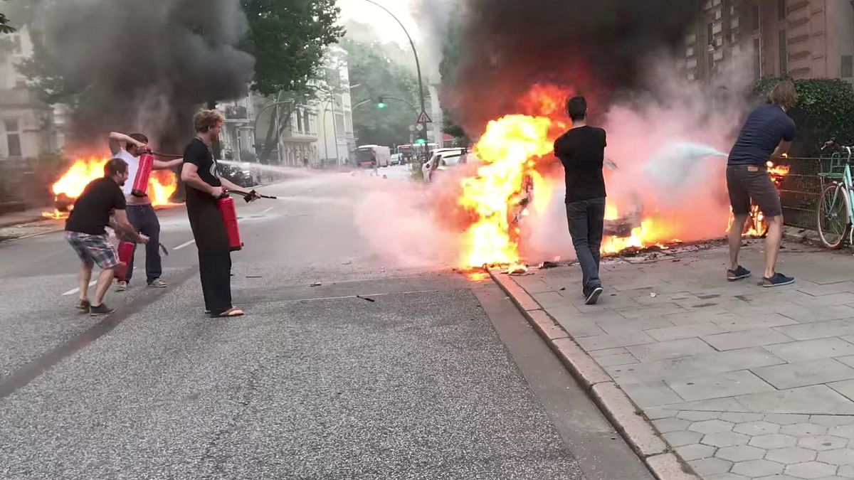 Schwarzer Freitag: Brennende Autos brennen in Hamburg