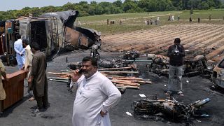 باكستان تطلب التعويض من فرع تابع لشركة "شل" على أضرار حريق الصهريج الذي أودى بحياة 200 شخص