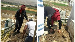 لبنانية تفتح قبر ابنها لتدفن طفلا سوريا لم يجد قبرا يضمَه