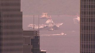 Hong Kong: arriva per la prima volta una portaerei cinese