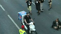 "Held des Tages": Pizzabote kämpft sich furchtlos durch G20-Proteste