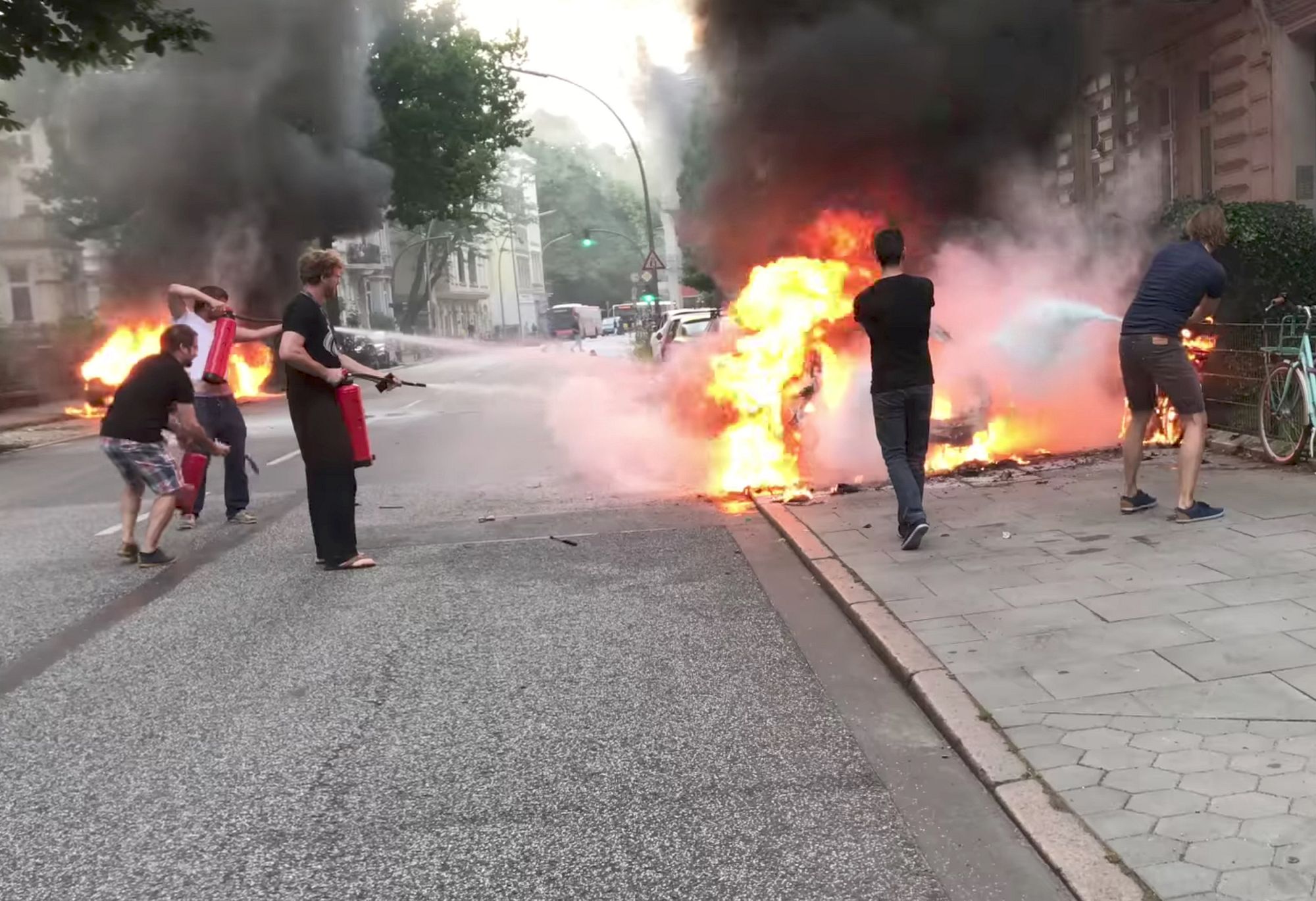 Видео. Гамбург: автомобили в огне