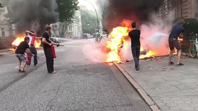 Hamburg'da otomobiller ateşe verildi