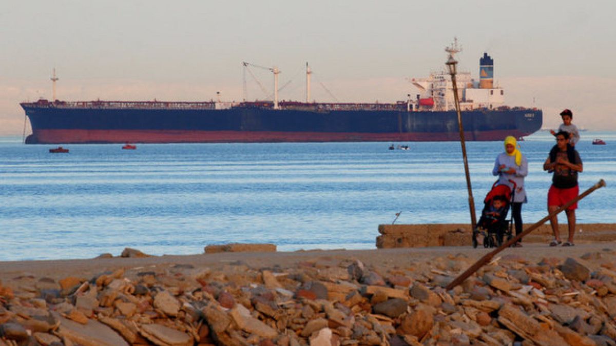 مصر تمنع دخول السفن القطرية لموانئها و تسمح لها بعبور قناة السويس