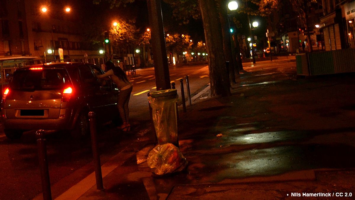 الدعارة تطرق أبواب ضواحي المدن الفرنسية