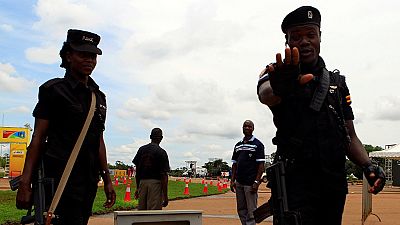 Ouganda : trois militants arrêtés pour un faux enterrement de Museveni