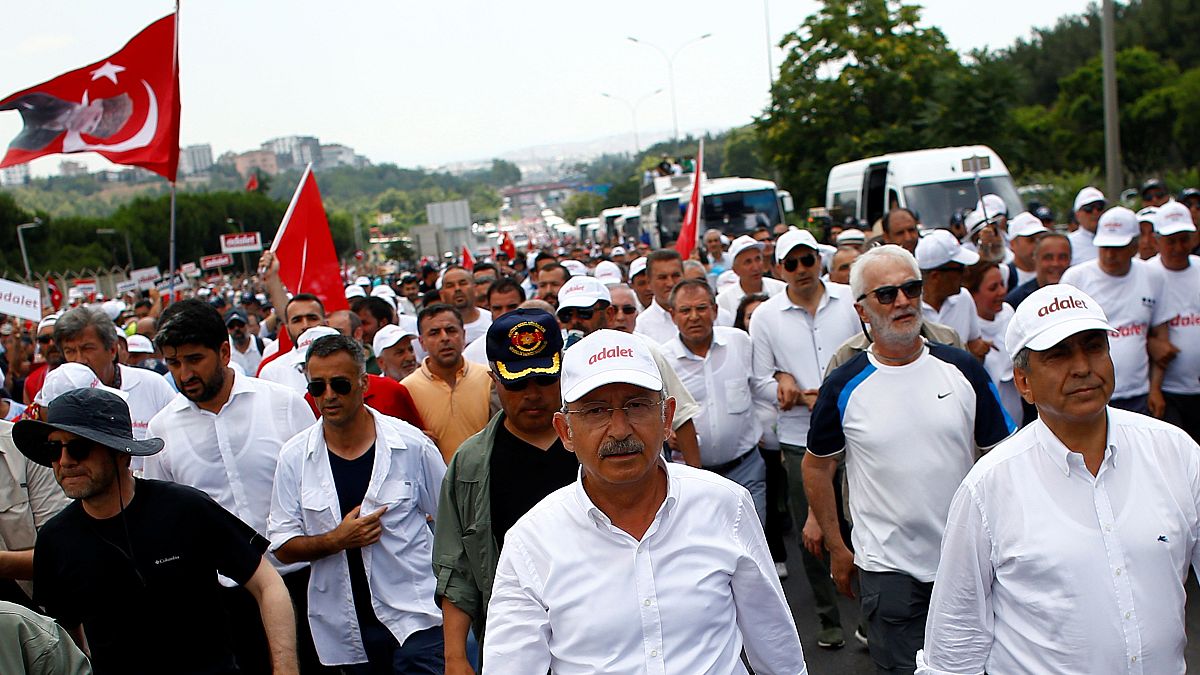 Presidente turco contesta Marcha pela Justiça e acusa oposição de terrorismo