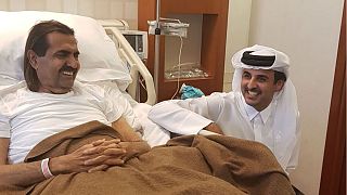 الأمير تميم يزور والده في المستشفى