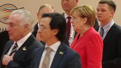Putin belehrt - Merkel verdreht die Augen