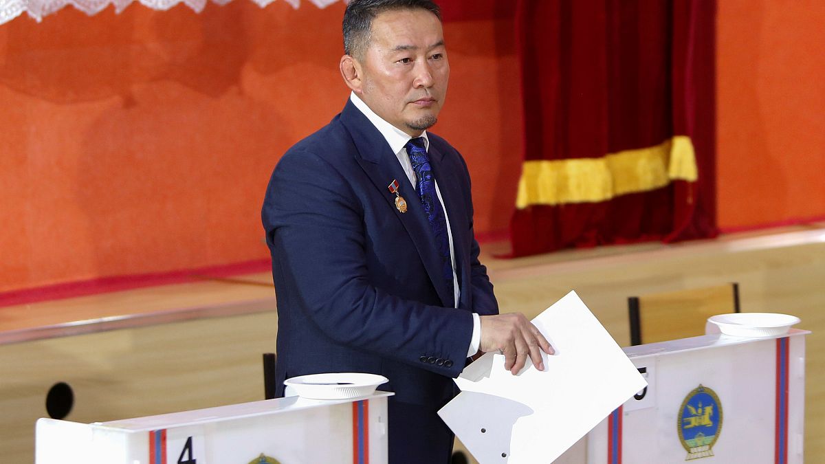 Présidentielle en Mongolie : un ex-lutteur en tête