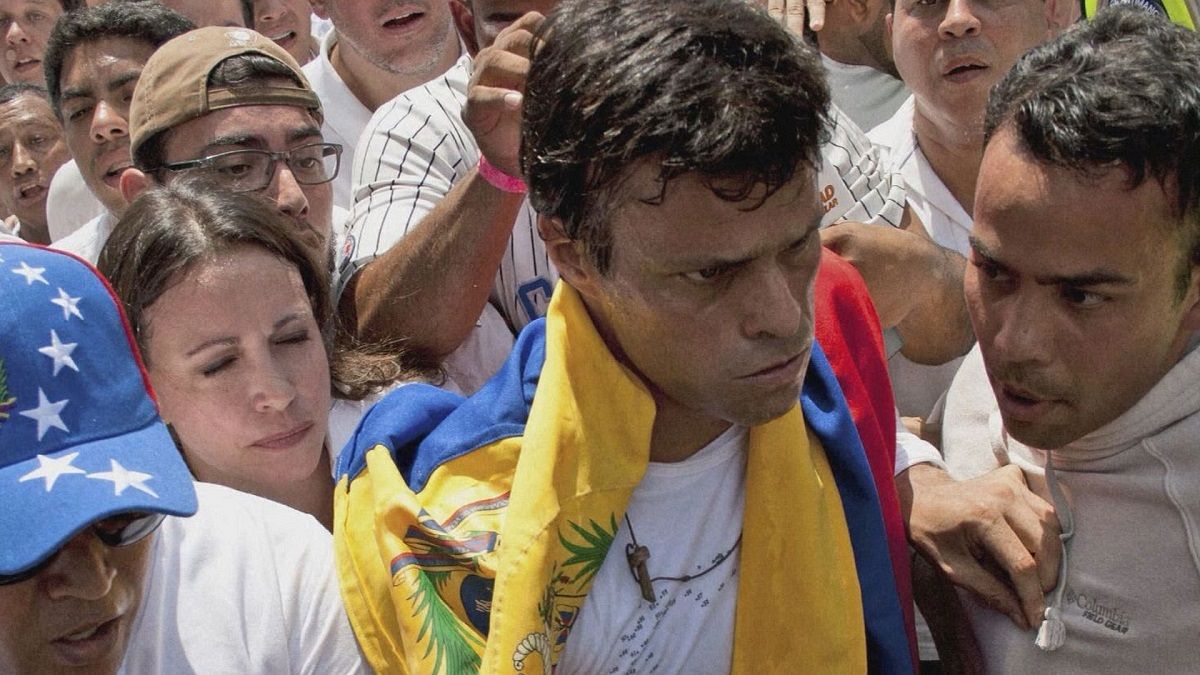Venezuela'da muhalif lider Lopez cezaevinden çıktı