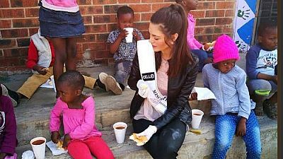 Afrique du Sud : la miss crée la polémique en portant des gants pour nourrir des orphelins noirs