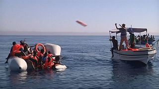 Dezenas de migrantes resgatados do Mediterrâneo