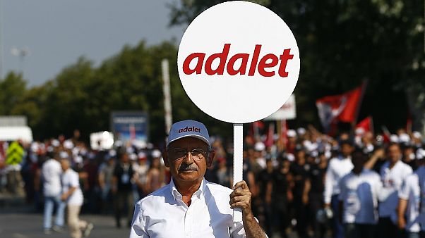 "Gerechtigkeitsmarsch" endet mit Massenkundgebung in Istanbul "Gerechtigkeitsmarsch" endet mit Massenkundgebung in Istanbul
