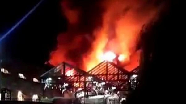 Un incendio arrasa un edificio en el mercado londinense de Camden Lock Un incendio arrasa un edificio en el mercado londinense de Camden Lock