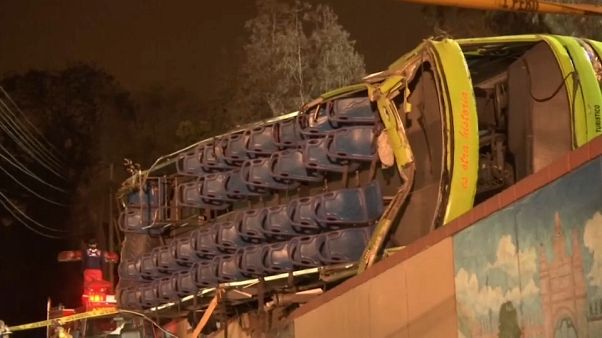 Al menos nueve muertos al volcar un autobús turístico en Perú Al menos nueve muertos al volcar un autobús turístico en Perú