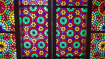 من اذربيجان قصر الخانات في شيكي والفسيفساء التي تزين نوافذه
