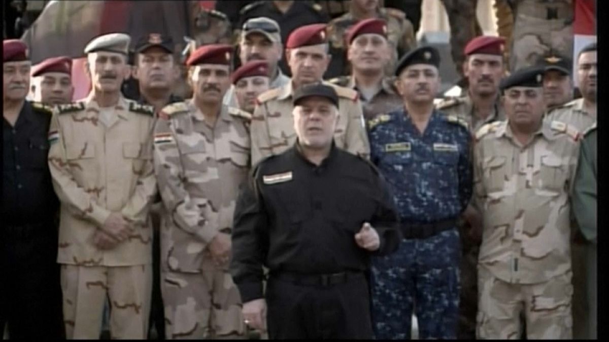 شاهد.. العبادي يرفع علم العراق على الموصل المحررة