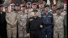 شاهد.. العبادي يرفع علم العراق على الموصل المحررة