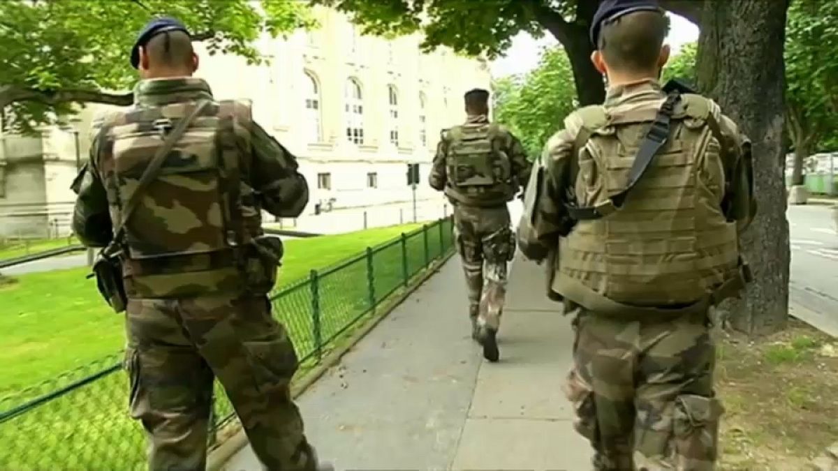 Restrictions budgétaires en France, la Défense impactée