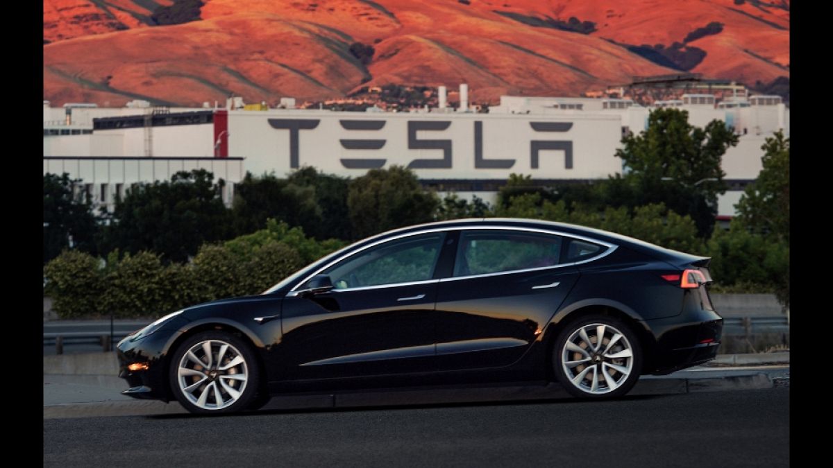 Tesla Model 3: Elon Musk postet "Geburtsanzeige"
