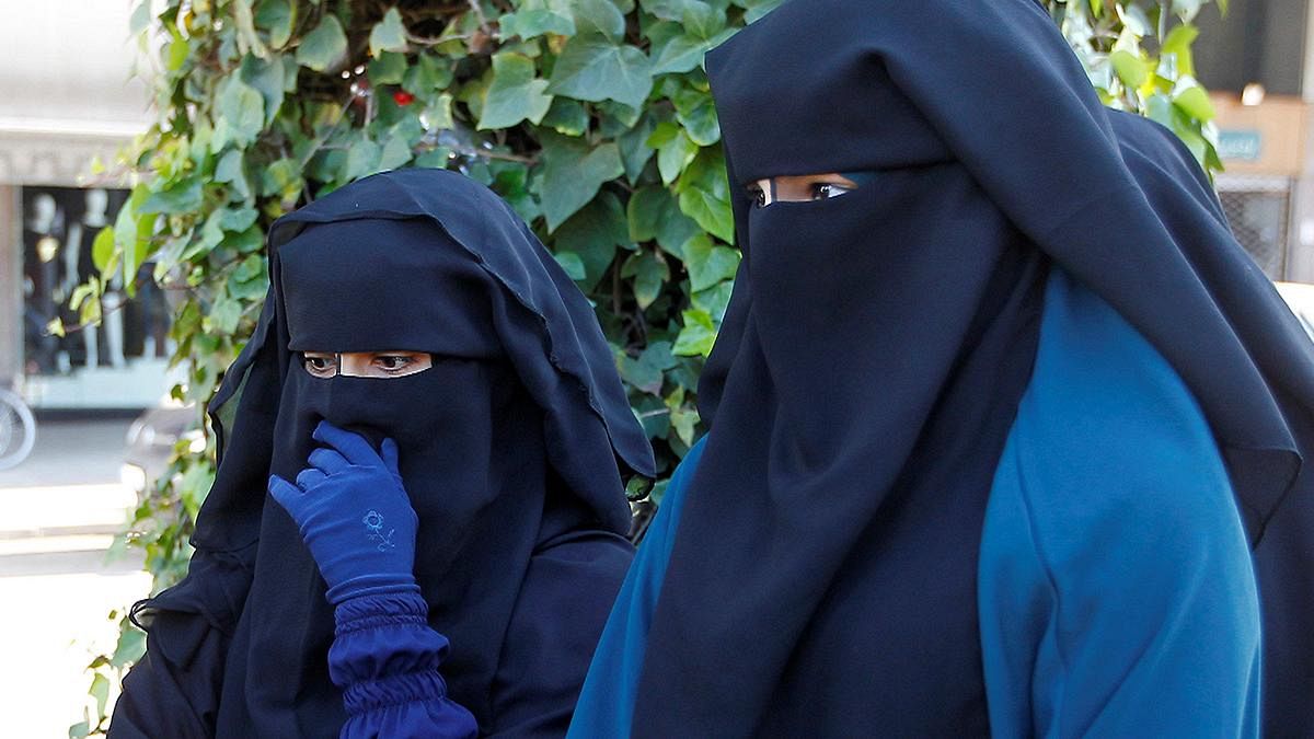 Tilos marad az arcot elfedő nikáb viselése Belgiumban