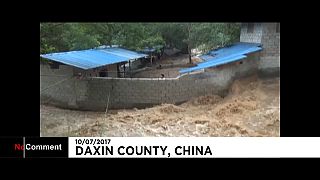 Chine : des habitants piégés par la montée des eaux