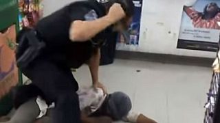 شاهد.. شرطي أمريكي ينهال على إمرأة إفريقية بالضرب المبرح