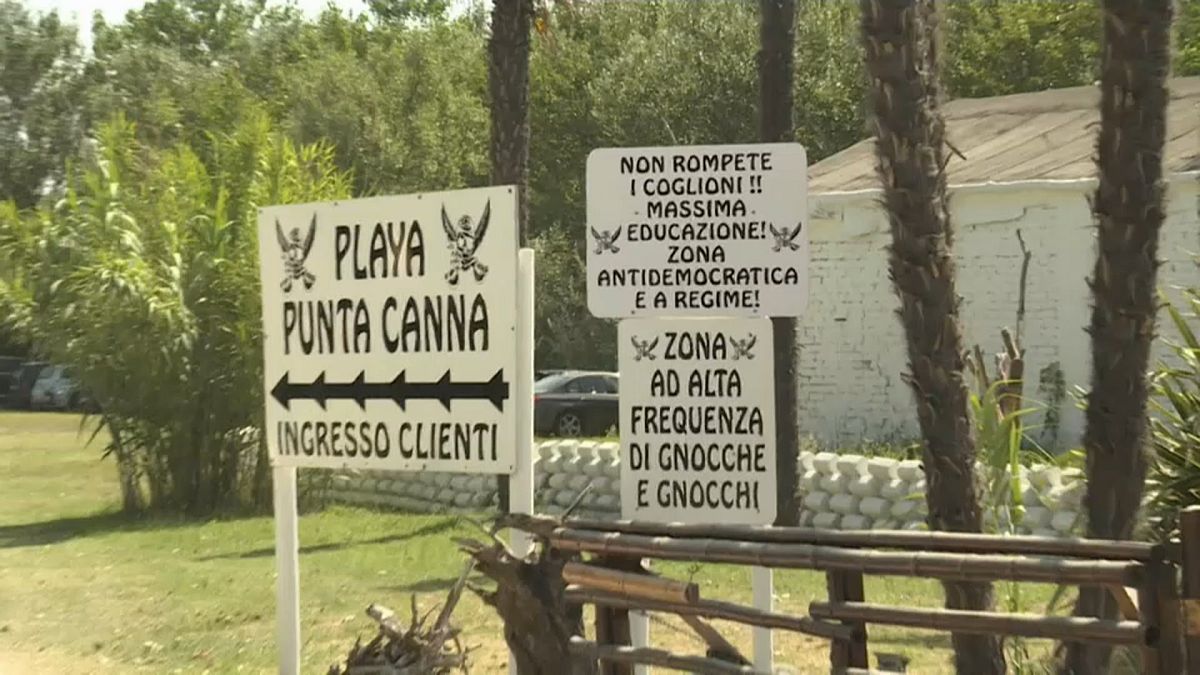 Italian fascist beach club told to remove provocative signs
