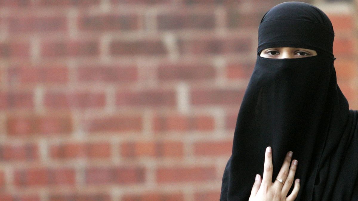 Tribunal valida lei belga contra uso de véus femininos que cobrem o rosto
