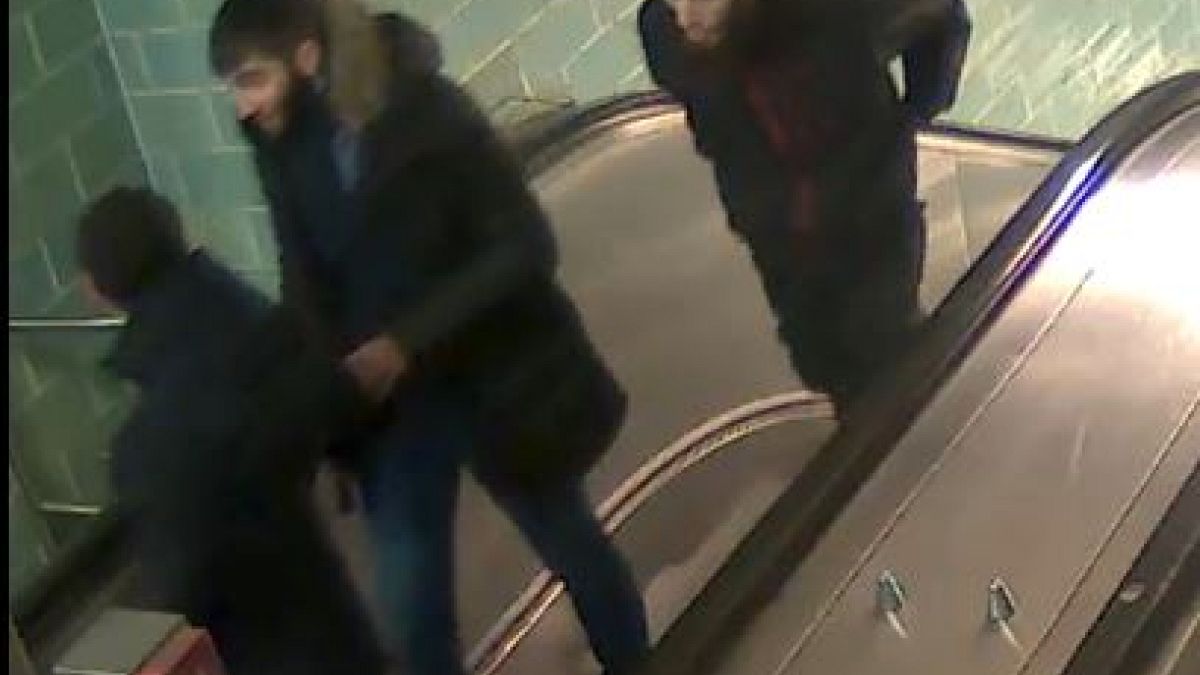 Erschreckende Bilder: Berliner Polizei sucht 3 neue U-Bahn-Angreifer