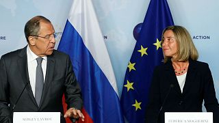 Mogherini e Lavrov tentam reatar diálogo bilateral UE-Rússia